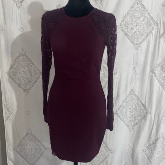 Burgundy dress, lace sleeves, little lace cut out at the bottom. - Picture 1 of 2